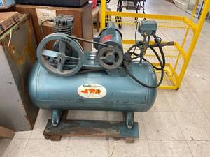 lot 4549 image: WORKING 30 gallon ramair compressor