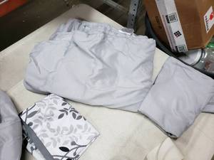 lot 3576 image: Oeko Tex 7 Piece Comforter Set 86in x 90