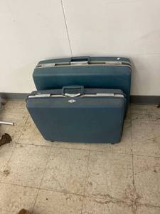 lot 5403 image: pr of suit cases