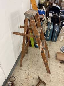 lot 5414 image: 4 foot wood step ladder