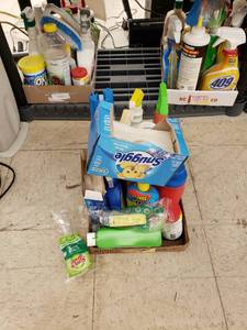 lot 5751 image: lot of cleaning supplies