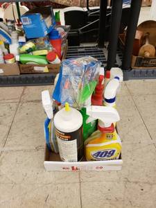 lot 5752 image: lot of cleaning supplies