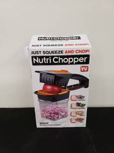 lot 5765 image: Nutri Chopper in box