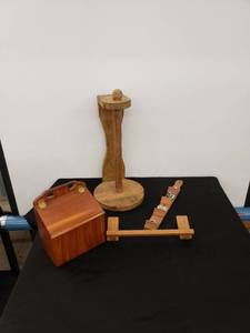 lot 5792 image: lot of wood decor
