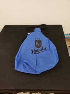 lot 5821 image: KC Royals cinch bag wzipper