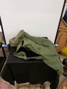 lot 5989 image: US armed forces green duffle