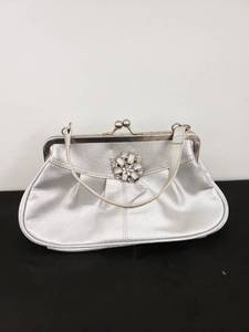 lot 6506 image: silver purse