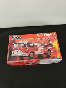 lot 6558 image: Fire Engine model kit NIB