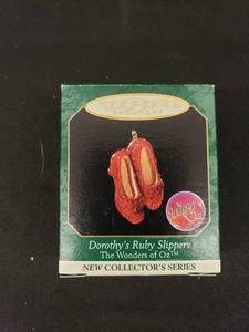 lot 6578 image: Hallmark ornament Dorothys slippers