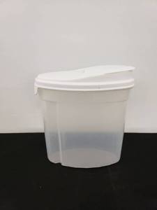 lot 6585 image: Rubbermaid container