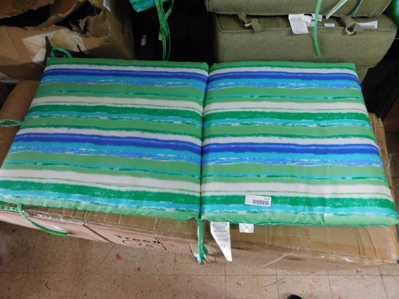 lot 1122 image: patio furniture cushions