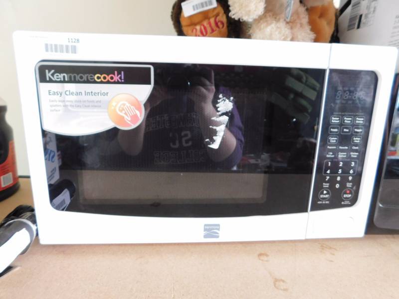 lot 1128 image: Kenmore Microwave oven