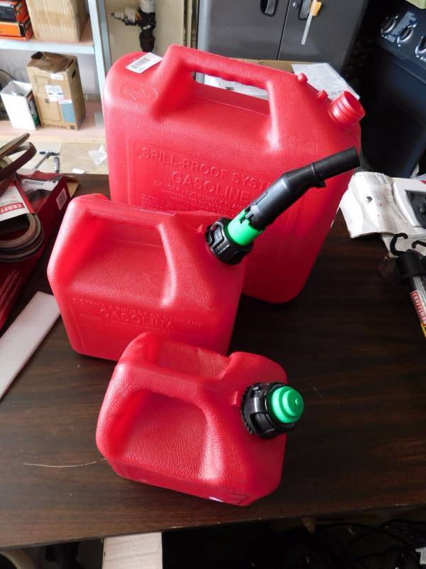 lot 1141 image: 3 gas cans