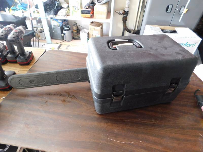 lot 1151 image: Craftsman 18 chainsaw with case