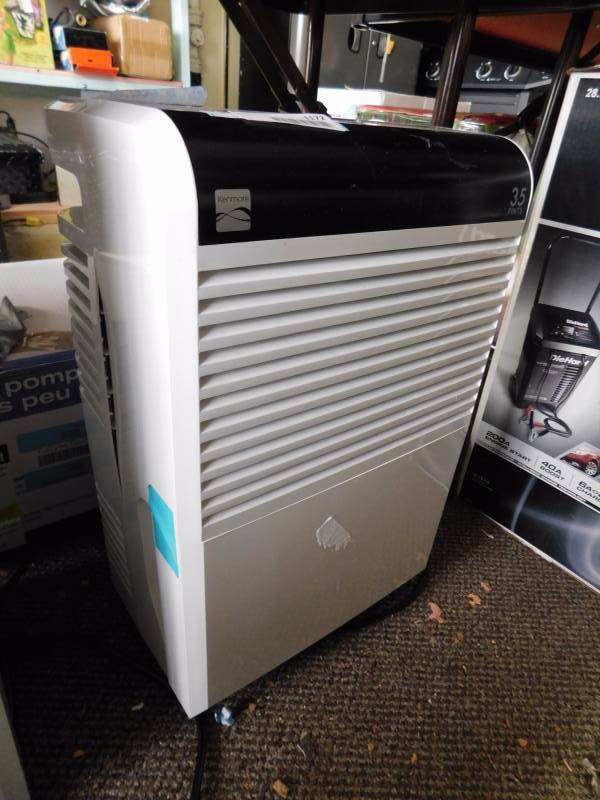lot 1172 image: Kenmore humidifier