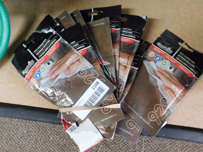 lot 1198 image: lot of grill cleaning wipes