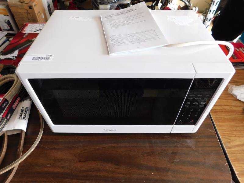 lot 1003 image: Kenmore 900 watt White microwave
