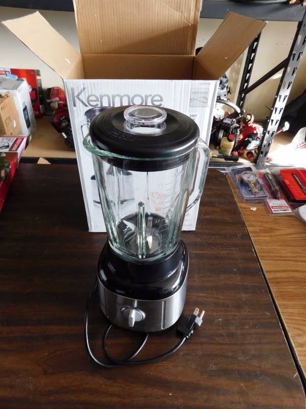 lot 1007 image: Kenmore 500 watt blender