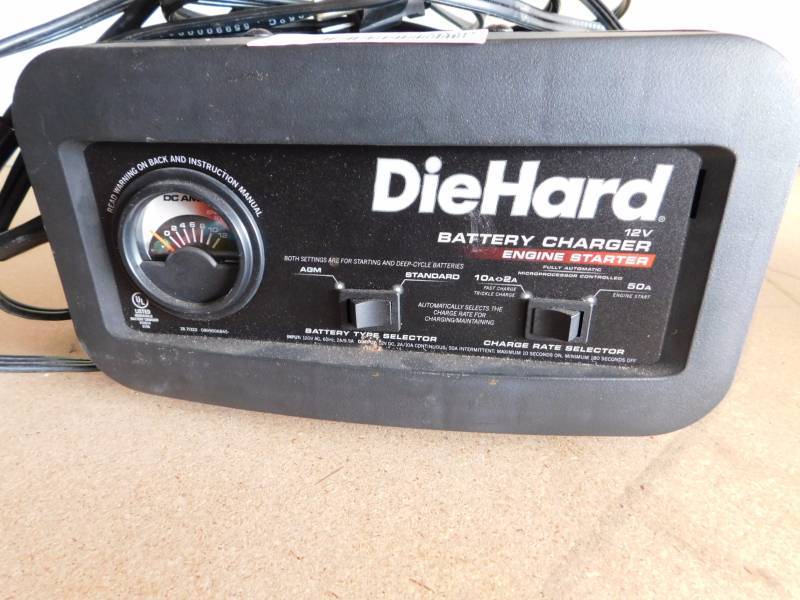 lot 1020 image: DieHard 12v battery charger