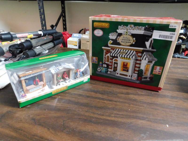 lot 1068 image: Christmas village people and bakery