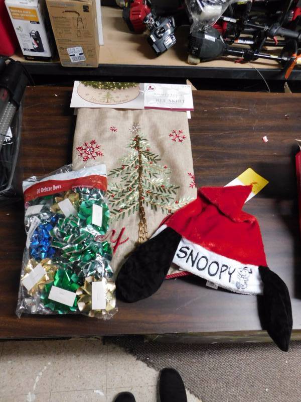 lot 1069 image: Christmas lot bows, hats, tree skirt