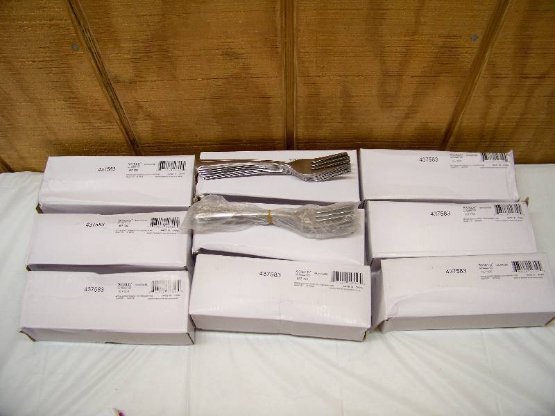 lot 28 image: 347 World Tableware Forks