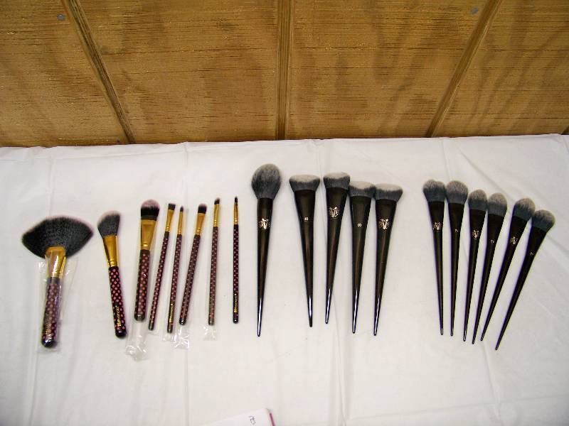 lot 37 image: 19 Cosmetic Brushes