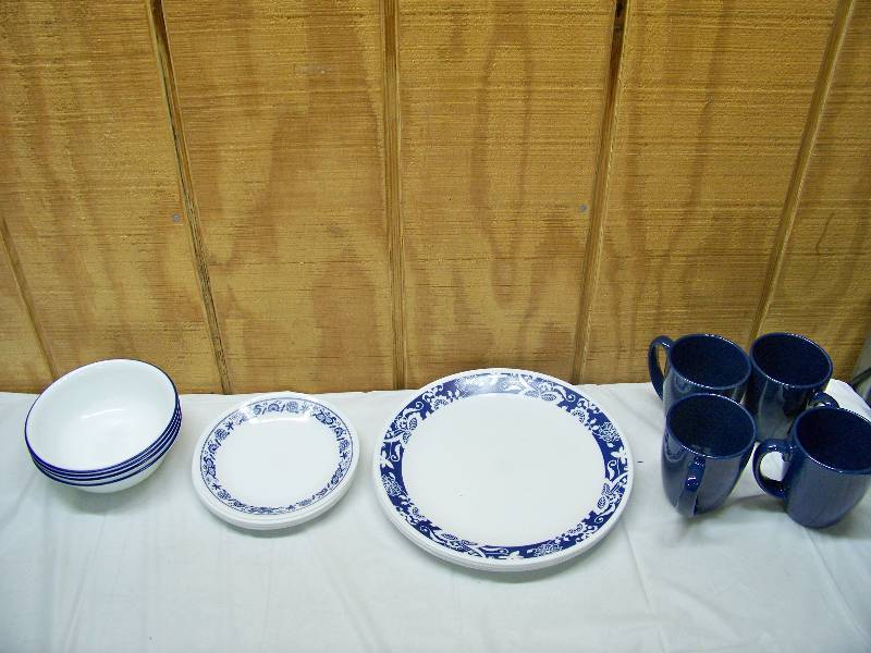 lot 46 image: 16 Piece Corelle True Blue Dishes