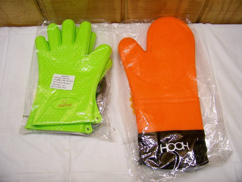 lot 50 image: 2 Pair Silicone Oven Mitts Grill Gloves