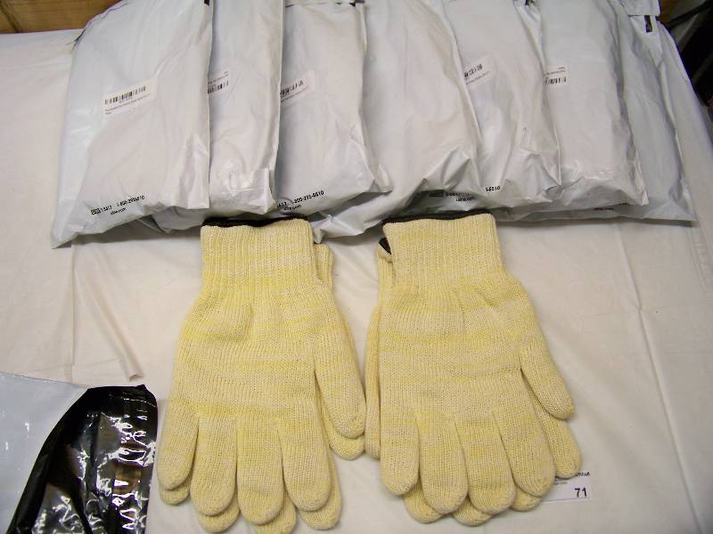 lot 71 image: 16 Pairs Heat Resistant Oven Gloves