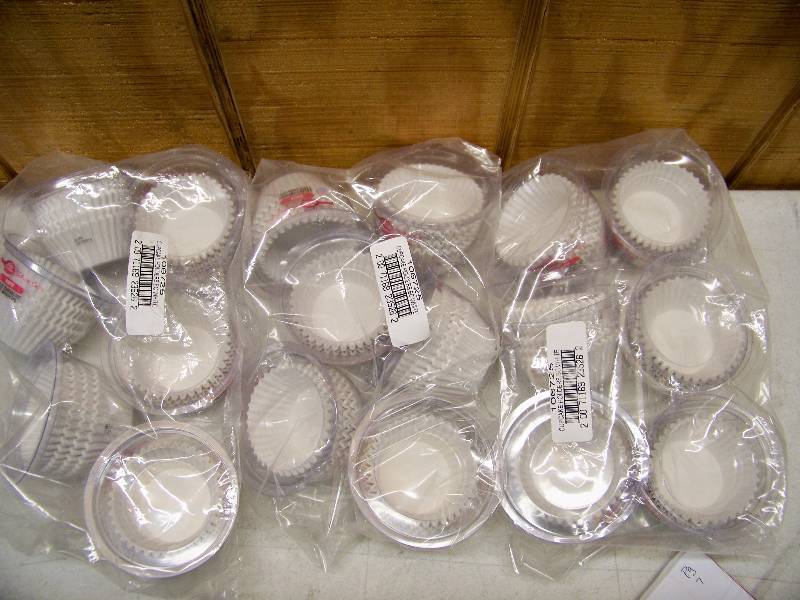 lot 195 image: 18 Packages of 100 Betty Crocker Baking Cups Cupcake Papers