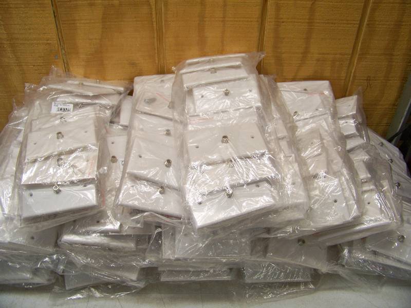 lot 321 image: 500 Coax Wall Plates