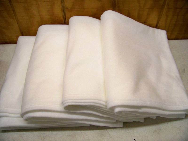 lot 312 image: 4 Fleece Blanket Throws