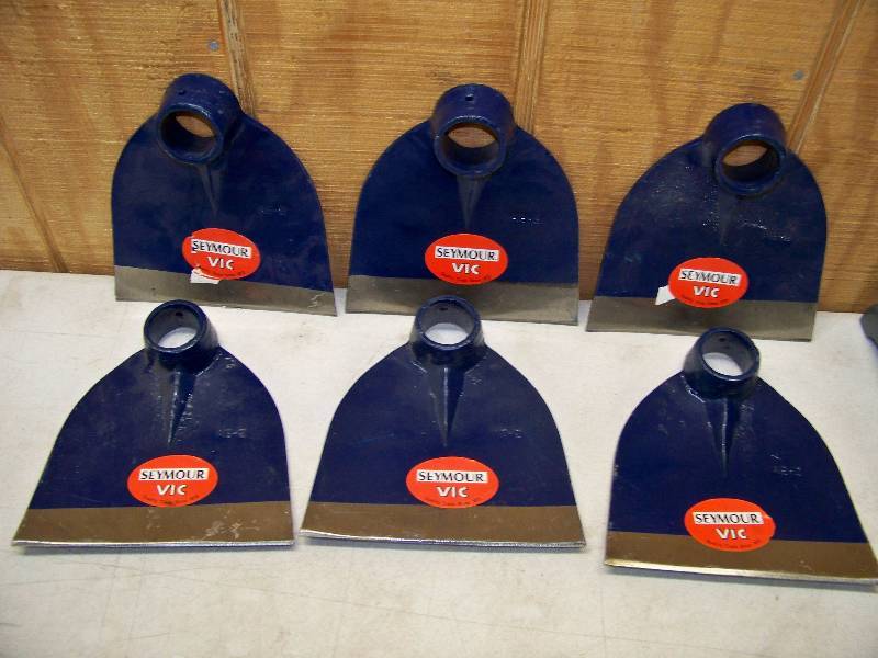 lot 373 image: 6 Seymour Vic Eyehold Blade Gardening Hoe