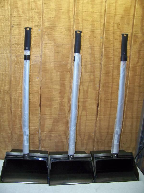 lot 411 image: 3 Skilcraft Aluminum Handle Lobby Dustpan