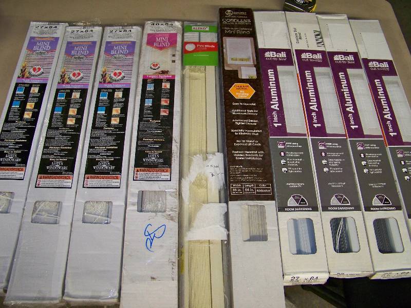 lot 412 image: 10 Mini Blinds