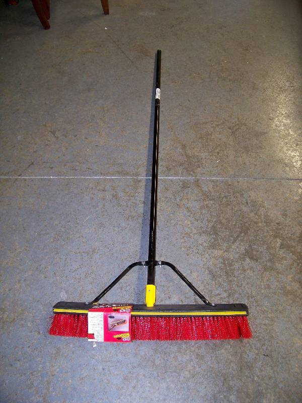 lot 473 image: Quickie Super Bulldozer 2-in-1 Squeegie Push Broom