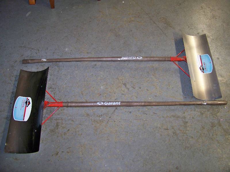 lot 476 image: 2 Garant Snow Shovels
