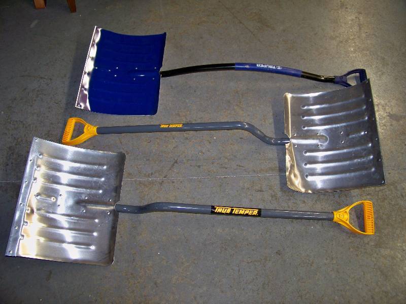 lot 477 image: 3 Snow Shovels