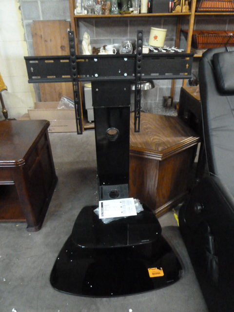 lot 252 image: TV STAND has a chip out of the bottom