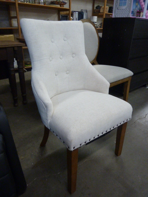 lot 20 image: BEAUTIFUL TUFTED ACCENT CHAIR