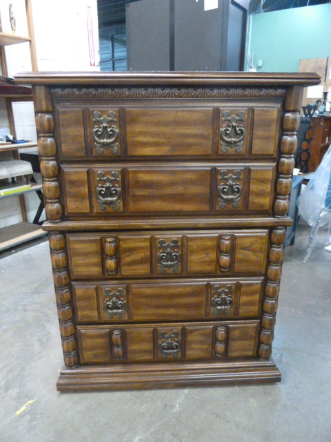 lot 9 image: VERY NICE 5 DRAWER DRESSER