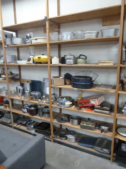 lot 225 image: HUGE LOT OF VINTAGE COOKWARE