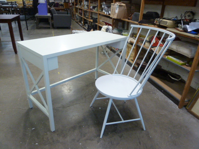 lot 5 image: DESK & CHAIR - WHITE