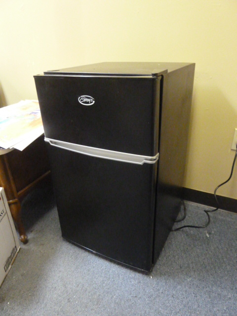 lot 1 image: GINNYS MINI FRIDGE - Brand New