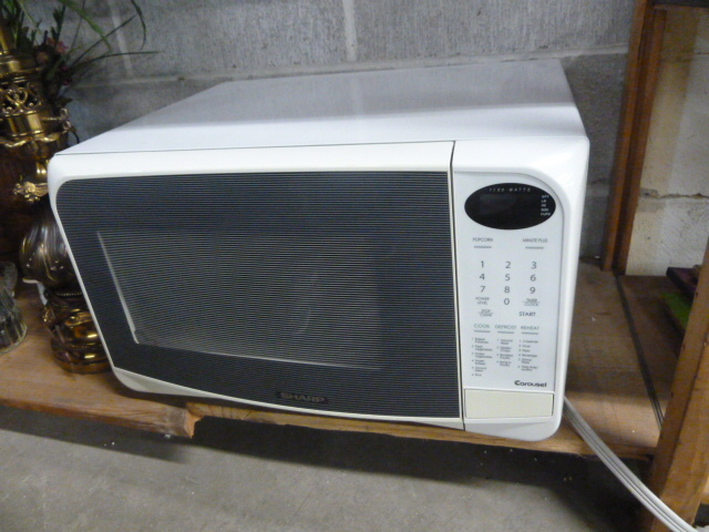 lot 200 image: MICROWAVE