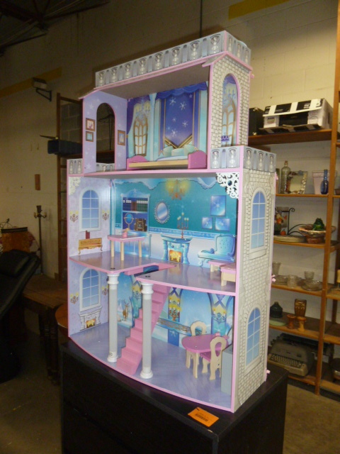lot 41 image: DISNEYS FROZEN LARGE DOLL HOUSE with accessories