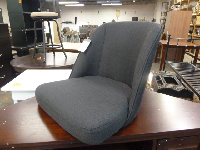 lot 30 image: BRAND NEW THRESHOLD ACCENT CHAIR...missing the legs