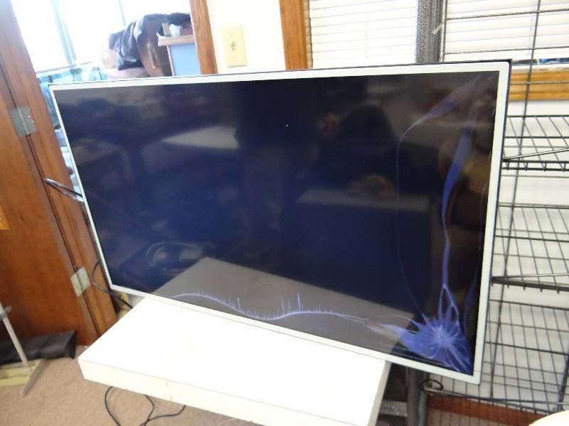 lot 2881 image: 39 LYNX LED Monitor