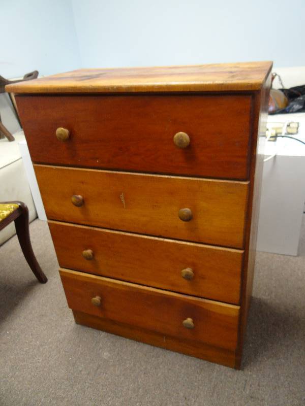 lot 2903 image: 4 Drawer Solid Wood Cloths Dresser